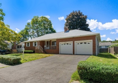 32 Redwood Dr, Norwood, Massachusetts 02062, 3 Bedrooms Bedrooms, 6 Rooms Rooms,1 BathroomBathrooms,Residential,For Sale,Redwood Dr,73144826