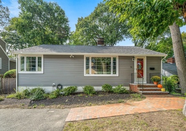 14 Leah Street, Melrose, Massachusetts 02176, 2 Bedrooms Bedrooms, 6 Rooms Rooms,1 BathroomBathrooms,Residential,For Sale,Leah Street,73164612