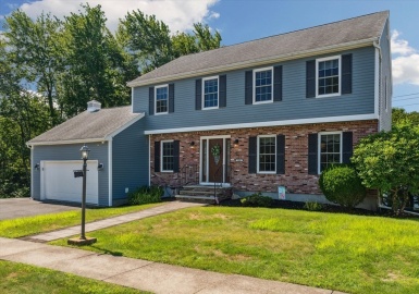 104 Nells Pond Road, Lynn, Massachusetts 01904, 4 Bedrooms Bedrooms, 8 Rooms Rooms,2.5 BathroomsBathrooms,Residential,For Sale,Nells Pond Road,73149378
