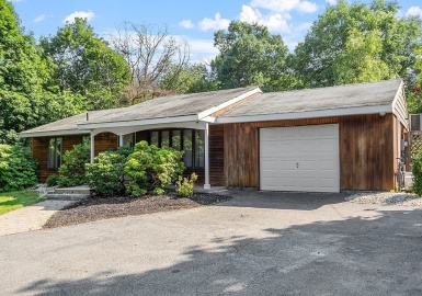 5 Blackstone St, Peabody, Massachusetts 01960, 2 Bedrooms Bedrooms, 5 Rooms Rooms,1 BathroomBathrooms,Residential,For Sale,Blackstone St,73131907