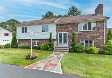 8 Oakridge Dr, Saugus, Massachusetts 01906, 3 Bedrooms Bedrooms, 7 Rooms Rooms,2.5 BathroomsBathrooms,Residential,For Sale,Oakridge Dr,73157949