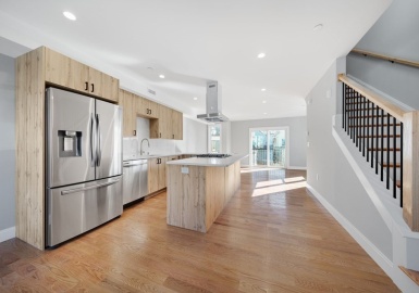 86 Blossom, Chelsea, Massachusetts 02150, 2 Bedrooms Bedrooms, 7 Rooms Rooms,2.5 BathroomsBathrooms,Residential,For Sale,Blossom,73143292