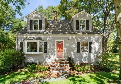 1 Hiawatha Road, Woburn, Massachusetts 01801, 4 Bedrooms Bedrooms, 8 Rooms Rooms,2 BathroomsBathrooms,Residential,For Sale,Hiawatha Road,73166808