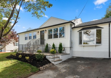 10 Essex St, Stoneham, Massachusetts 02180, 4 Bedrooms Bedrooms, 7 Rooms Rooms,2 BathroomsBathrooms,Residential,For Sale,Essex St,73171708