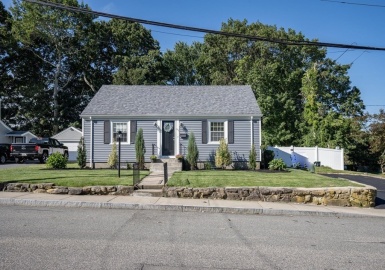 93 Wilbur Ave, Dartmouth, Massachusetts 02747, 3 Bedrooms Bedrooms, 6 Rooms Rooms,1 BathroomBathrooms,Residential,For Sale,Wilbur Ave,73154070