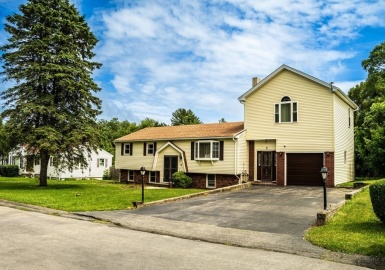 9 Rosalyn St, Westport, Massachusetts 02790, 4 Bedrooms Bedrooms, 7 Rooms Rooms,3 BathroomsBathrooms,Residential,For Sale,Rosalyn St,73131319