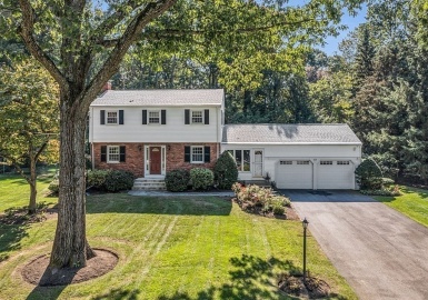 22 Strawberry Hill Road, Andover, Massachusetts 01810, 3 Bedrooms Bedrooms, 9 Rooms Rooms,2.5 BathroomsBathrooms,Residential,For Sale,Strawberry Hill Road,73167049