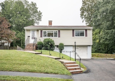 202 Azalea Drive, Norwood, Massachusetts 02062, 2 Bedrooms Bedrooms, 5 Rooms Rooms,1 BathroomBathrooms,Residential,For Sale,Azalea Drive,73159841