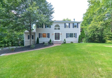 321 Birchbark Dr, Hanson, Massachusetts 02341, 3 Bedrooms Bedrooms, 10 Rooms Rooms,2.5 BathroomsBathrooms,Residential,For Sale,Birchbark Dr,73150091
