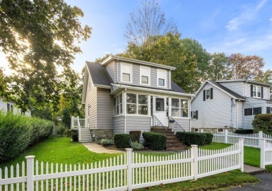 61 Hawthorne Street, Norwood, Massachusetts 02062, 2 Bedrooms Bedrooms, 6 Rooms Rooms,1 BathroomBathrooms,Residential,For Sale,Hawthorne Street,73171723