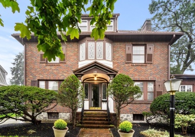 258 Clifton St, Malden, Massachusetts 02148, 5 Bedrooms Bedrooms, 11 Rooms Rooms,3.5 BathroomsBathrooms,Residential,For Sale,Clifton St,73161967