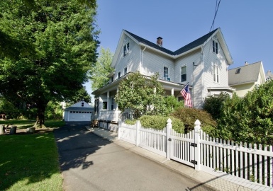 11 Taylor St, Holyoke, Massachusetts 01040, 5 Bedrooms Bedrooms, 9 Rooms Rooms,1.5 BathroomsBathrooms,Residential,For Sale,Taylor St,73158174