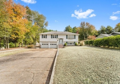 135 Rustic Rd, Walpole, Massachusetts 02032, 3 Bedrooms Bedrooms, 8 Rooms Rooms,1.5 BathroomsBathrooms,Residential,For Sale,Rustic Rd,73173074