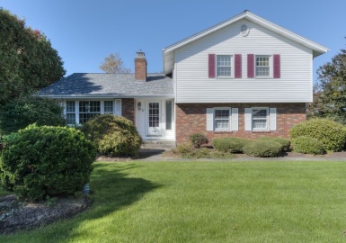 4 Breezy Green Rd, Leicester, Massachusetts 01524, 3 Bedrooms Bedrooms, 6 Rooms Rooms,1.5 BathroomsBathrooms,Residential,For Sale,Breezy Green Rd,73172080