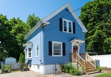 82 1/2 Howard St, Haverhill, Massachusetts 01830, 2 Bedrooms Bedrooms, 6 Rooms Rooms,1 BathroomBathrooms,Residential,For Sale,Howard St,73138116