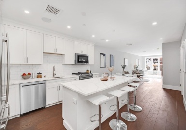 480 West Broadway, Boston, Massachusetts 02127, 2 Bedrooms Bedrooms, 4 Rooms Rooms,1.5 BathroomsBathrooms,Residential,For Sale,Central On Broadway,West Broadway,73156478