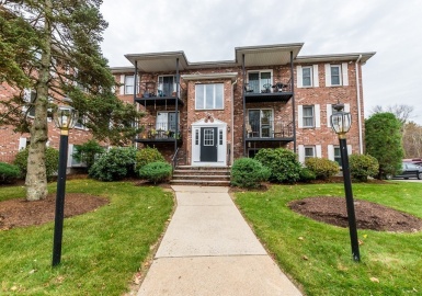 354 Neponset St, Canton, Massachusetts 02021, 2 Bedrooms Bedrooms, 5 Rooms Rooms,1 BathroomBathrooms,Residential,For Sale,River Oaks Condominiums,Neponset St,73172751