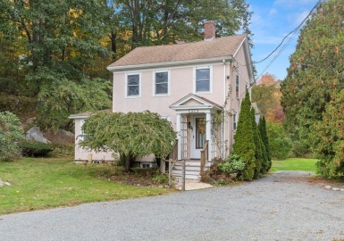 37 Bennett St, Manchester, Massachusetts 01944, 4 Bedrooms Bedrooms, 10 Rooms Rooms,2 BathroomsBathrooms,Residential,For Sale,Bennett St,73176541