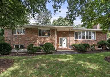 663 Beaver, Waltham, Massachusetts 02452, 4 Bedrooms Bedrooms, 9 Rooms Rooms,2.5 BathroomsBathrooms,Residential,For Sale,Beaver,73161906