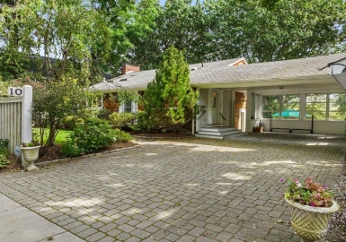 10 Blanchard Road, Cambridge, Massachusetts 02138, 4 Bedrooms Bedrooms, 7 Rooms Rooms,2.5 BathroomsBathrooms,Residential,For Sale,Blanchard Road,73161312