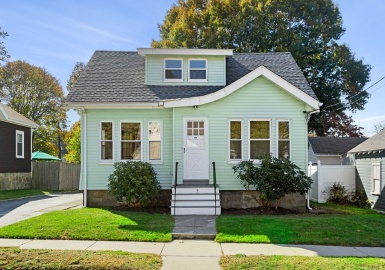 5 Broadway Cir, Lynn, Massachusetts 01904, 3 Bedrooms Bedrooms, 6 Rooms Rooms,1 BathroomBathrooms,Residential,For Sale,Broadway Cir,73175318