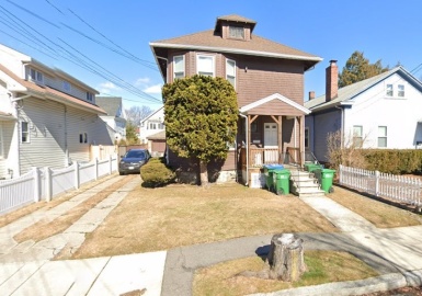 32 Bradshaw Street, Medford, Massachusetts 02155, 2 Bedrooms Bedrooms, 5 Rooms Rooms,1 BathroomBathrooms,Residential Lease,For Rent,Bradshaw Street,73239032