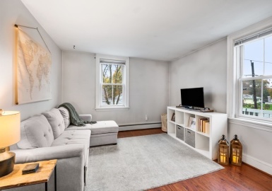 38 Moseley Avenue, Newburyport, Massachusetts 01950, 2 Bedrooms Bedrooms, 4 Rooms Rooms,1 BathroomBathrooms,Residential,For Sale,Moseley Avenue,73177906