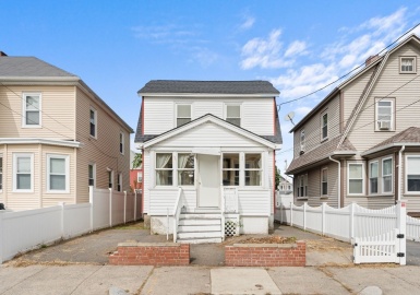 208 Lincoln Street, Winthrop, Massachusetts 02152, 2 Bedrooms Bedrooms, 11 Rooms Rooms,1.5 BathroomsBathrooms,Residential,For Sale,Lincoln Street,73166763