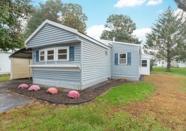 28 Christian Ave, Hudson, Massachusetts 01749, 2 Bedrooms Bedrooms, 6 Rooms Rooms,1.5 BathroomsBathrooms,Residential,For Sale,Christian Ave,73168712