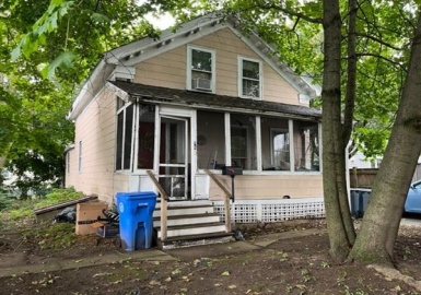 14R Russell Street, Waltham, Massachusetts 02453, 3 Bedrooms Bedrooms, 6 Rooms Rooms,1 BathroomBathrooms,Residential,For Sale,Russell Street,73168866