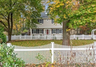 250 Essex St, Beverly, Massachusetts 01915, 3 Bedrooms Bedrooms, 6 Rooms Rooms,2.5 BathroomsBathrooms,Residential,For Sale,Essex St,73177611