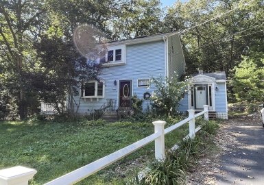 15 Forest St., Medfield, Massachusetts 02052, 3 Bedrooms Bedrooms, 7 Rooms Rooms,1 BathroomBathrooms,Residential,For Sale,Forest St.,73157887