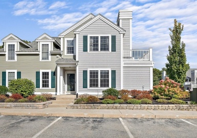 74 Village Dr, Quincy, Massachusetts 02169, 2 Bedrooms Bedrooms, 4 Rooms Rooms,2 BathroomsBathrooms,Residential,For Sale,Village At Crown Colony,Village Dr,73170745