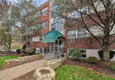 588 Main St, Stoneham, Massachusetts 02180, 2 Bedrooms Bedrooms, 4 Rooms Rooms,1 BathroomBathrooms,Residential,For Sale,Wedgewood Condominium,Main St,73177910