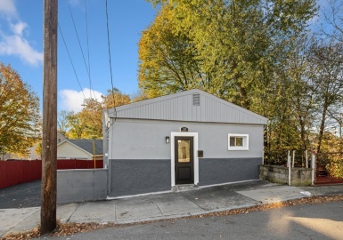 28 Warren St, Peabody, Massachusetts 01960, 2 Bedrooms Bedrooms, 4 Rooms Rooms,1 BathroomBathrooms,Residential,For Sale,Warren St,73178417