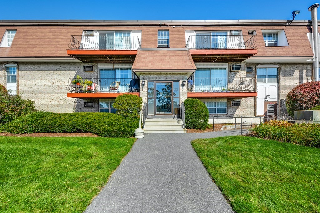 22 Williamsburg Court, Shrewsbury, Massachusetts 01545