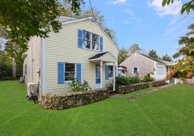 68 Beach Ave, Dartmouth, Massachusetts 02748, 2 Bedrooms Bedrooms, 7 Rooms Rooms,2.5 BathroomsBathrooms,Residential,For Sale,Beach Ave,73172402