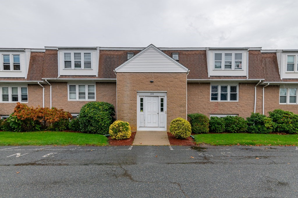 24 Bettys Pond Rd, Barnstable, Massachusetts 02601