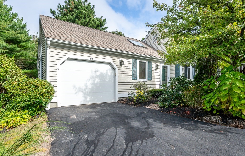 19 Rolling Green Ln, Mashpee, Massachusetts 02649