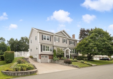 9 Longbow Road, Stoneham, Massachusetts 02180, 5 Bedrooms Bedrooms, 11 Rooms Rooms,4.5 BathroomsBathrooms,Residential,For Sale,Longbow Road,73284005