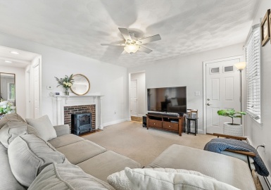 8 Ballard St, Saugus, Massachusetts 01906, 2 Bedrooms Bedrooms, 4 Rooms Rooms,1 BathroomBathrooms,Residential Lease,For Rent,Ballard St,73293569