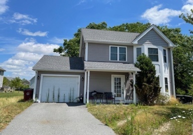 10 Ecklund Dr, Lowell, Massachusetts 01852, 3 Bedrooms Bedrooms, 5 Rooms Rooms,1.5 BathroomsBathrooms,Residential,For Sale,Ecklund Dr,73264576