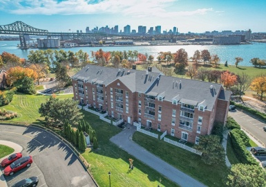 160 Commandants Way, Chelsea, Massachusetts 02150, 2 Bedrooms Bedrooms, 4 Rooms Rooms,2 BathroomsBathrooms,Residential,For Sale,Commandants Way,73309399