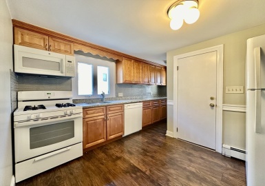 19-21 Elliot Street, Newton, Massachusetts 02461, 2 Bedrooms Bedrooms, 5 Rooms Rooms,1 BathroomBathrooms,Residential Lease,For Rent,Elliot Street,73312480