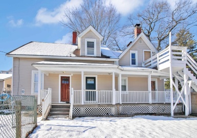 676 Hampden St, Holyoke, Massachusetts 01040, 5 Bedrooms Bedrooms, 9 Rooms Rooms,3 BathroomsBathrooms,Residential Income,For Sale,Hampden St,73319400
