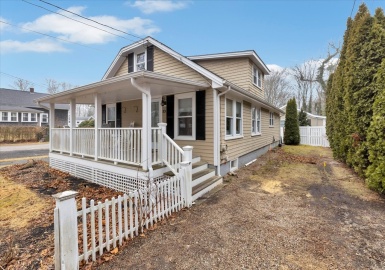 33 Oakwood Ave, Falmouth, Massachusetts 02540, 3 Bedrooms Bedrooms, 8 Rooms Rooms,2.5 BathroomsBathrooms,Residential,For Sale,Oakwood Ave,73344420