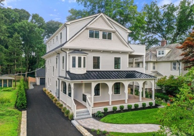20 Lawrence St, Wakefield, Massachusetts 01880, 2 Bedrooms Bedrooms, 7 Rooms Rooms,2.5 BathroomsBathrooms,Residential Lease,For Rent,Lawrence St,73356552