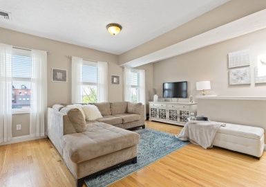 372 Athens St, Boston, Massachusetts 02127, 1 Bedroom Bedrooms, 3 Rooms Rooms,1.5 BathroomsBathrooms,Residential,For Sale,Athens St,73357634