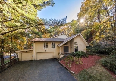 16 Bluejay Rd, Lynnfield, Massachusetts 01940, 4 Bedrooms Bedrooms, 12 Rooms Rooms,3 BathroomsBathrooms,Residential,For Sale,Bluejay Rd,73358068