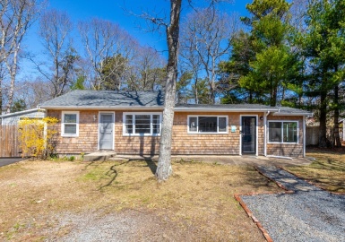 16 Edgewood Dr, Falmouth, Massachusetts 02536, 2 Bedrooms Bedrooms, 5 Rooms Rooms,1 BathroomBathrooms,Residential,For Sale,Edgewood Dr,73359165